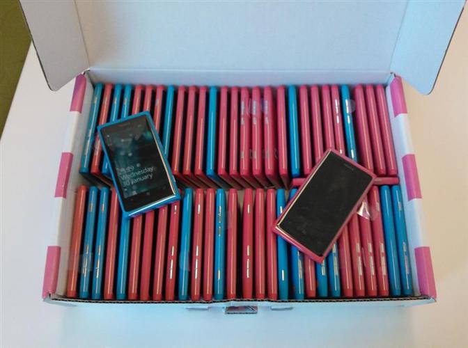 Muchos Nokia Lumia 800 en una caja