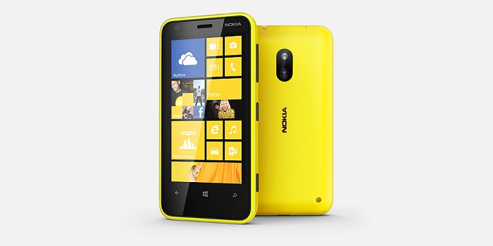 Nokia Lumia 620 en amarillo