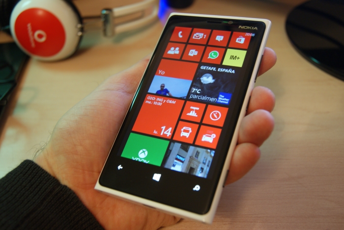 Nokia Lumia 920 en la mano