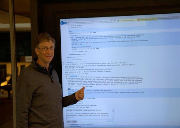 Bill Gates utiliza una pizarra táctil de 80 pulgadas con Windows 8