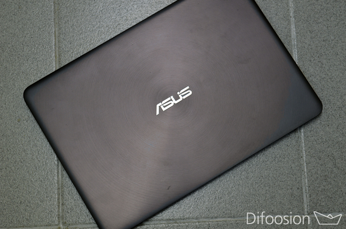 ASUS UX305 frontal