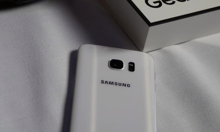 Samsung-Galaxy-S7-trasera-blanco-700x422