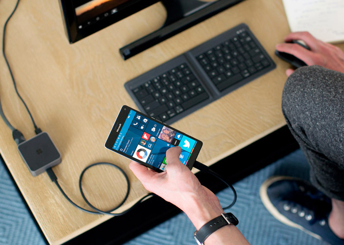 Lumia 950 conectado al dock de Continuum