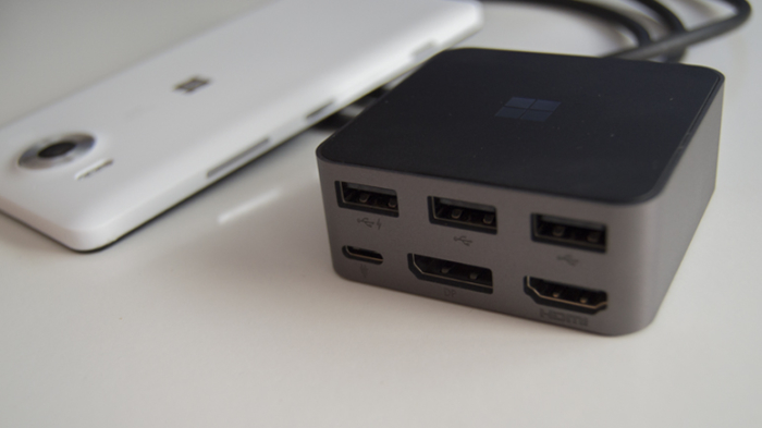 Lumia 950 conectado al dock de Continuum