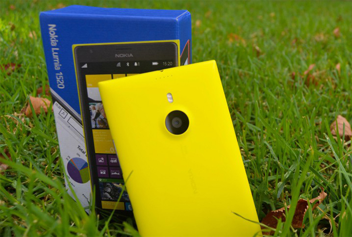 Nokia Lumia 1520 junto a su caja