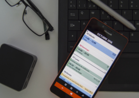 Montaje del Lumia 950 con varios elementos de productividad