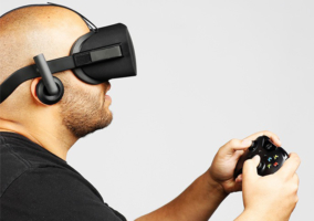 Persona jugando a Xbox One con las Oculus Rift