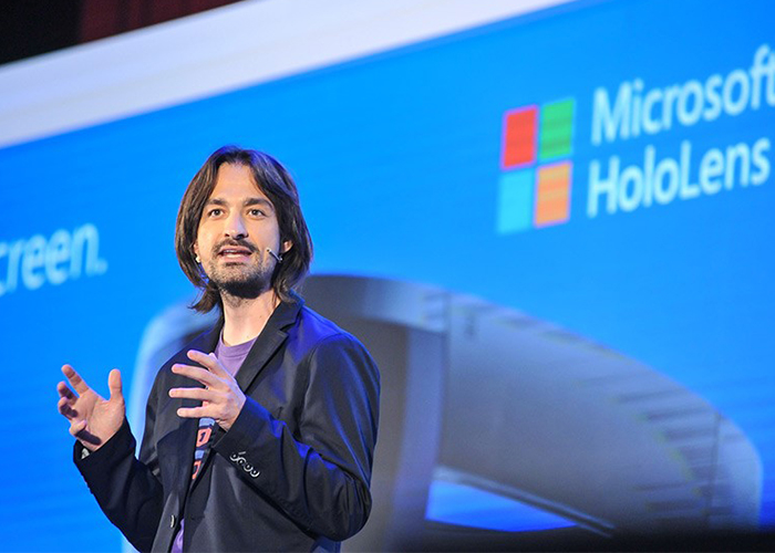 Alex Kipman durante un evento de HoloLens