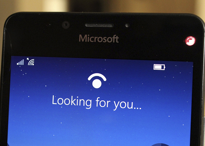 Imagen del Lumia 950 tratando de leer un iris del usuario